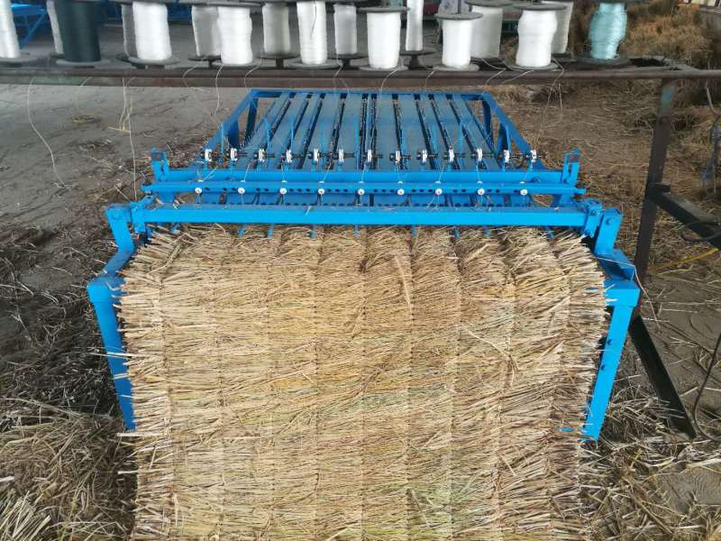 新型稻草草帘机自动切边自动匀草编织机大棚卷帘制造机