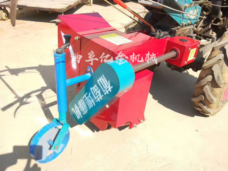 四轮拖拉机带葡萄埋藤机蔬菜育苗培土器埋藤盖土机开沟培