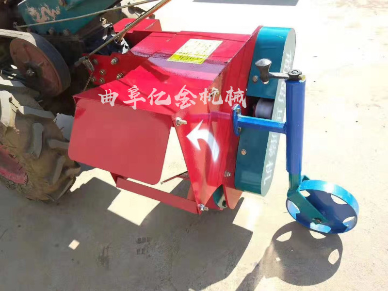 四轮拖拉机带葡萄埋藤机蔬菜育苗培土器埋藤盖土机开沟培