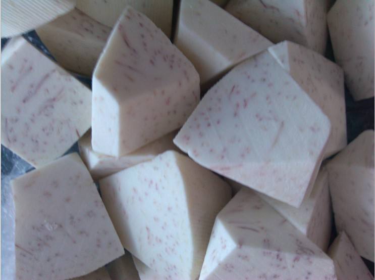 左侧为切开的山药芋,肉质洁白细腻,表面有透明黏液;右侧为传统白心芋头,质地干燥呈颗粒状,颜色偏灰白。背景为竹编菜篮,旁边摆放整颗未削皮的两种块茎,用于直观区分外形差异 山药芋与普通芋头对比图