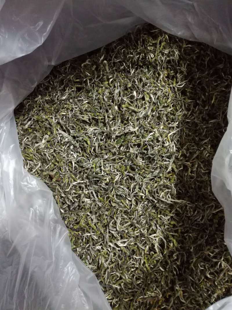 绿茶江西庐山手工绿茶，条形紧密，口味纯正，做工精细