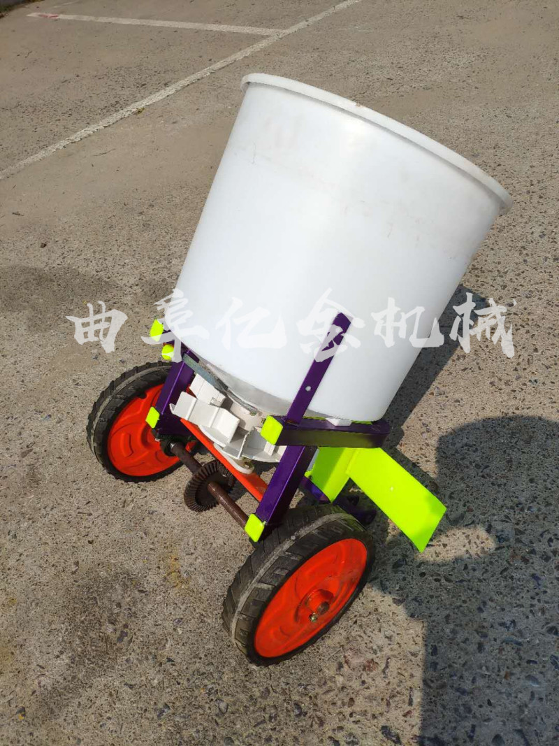 牧草抛撒机颗粒化肥撒肥机电动撒化肥机撒布机融雪盐撒扬机