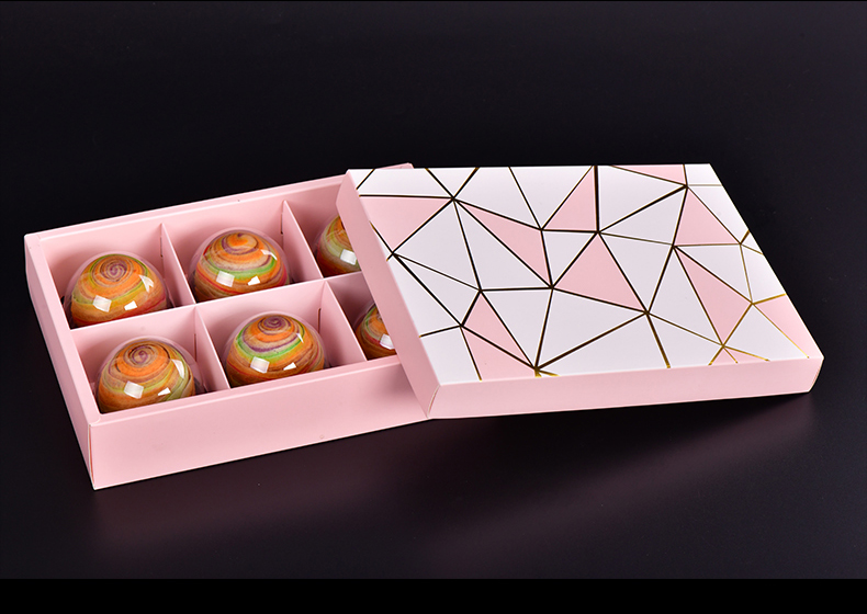 展示茉莉青提糖果被彩色糖果纸包裹,并放入精致礼盒中,适合作为节日或婚礼伴手礼 茉莉青提糖果作为伴手礼包装展示