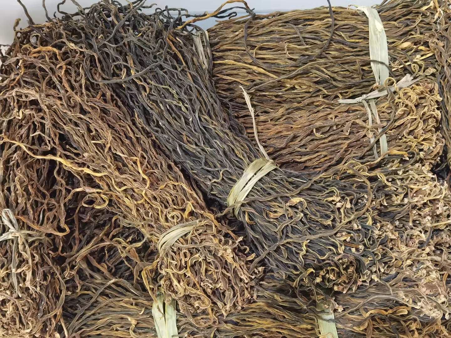 干豆角在阳光下晾晒的过程,豆角逐渐由绿色变为深黑色 干豆角制作过程