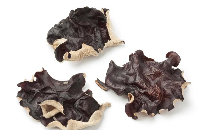 展示三道以毛木耳为主料的健康菜肴,包括凉拌、清炒和汤品,配有食材清单和热量估算 毛木耳健康食谱示例图