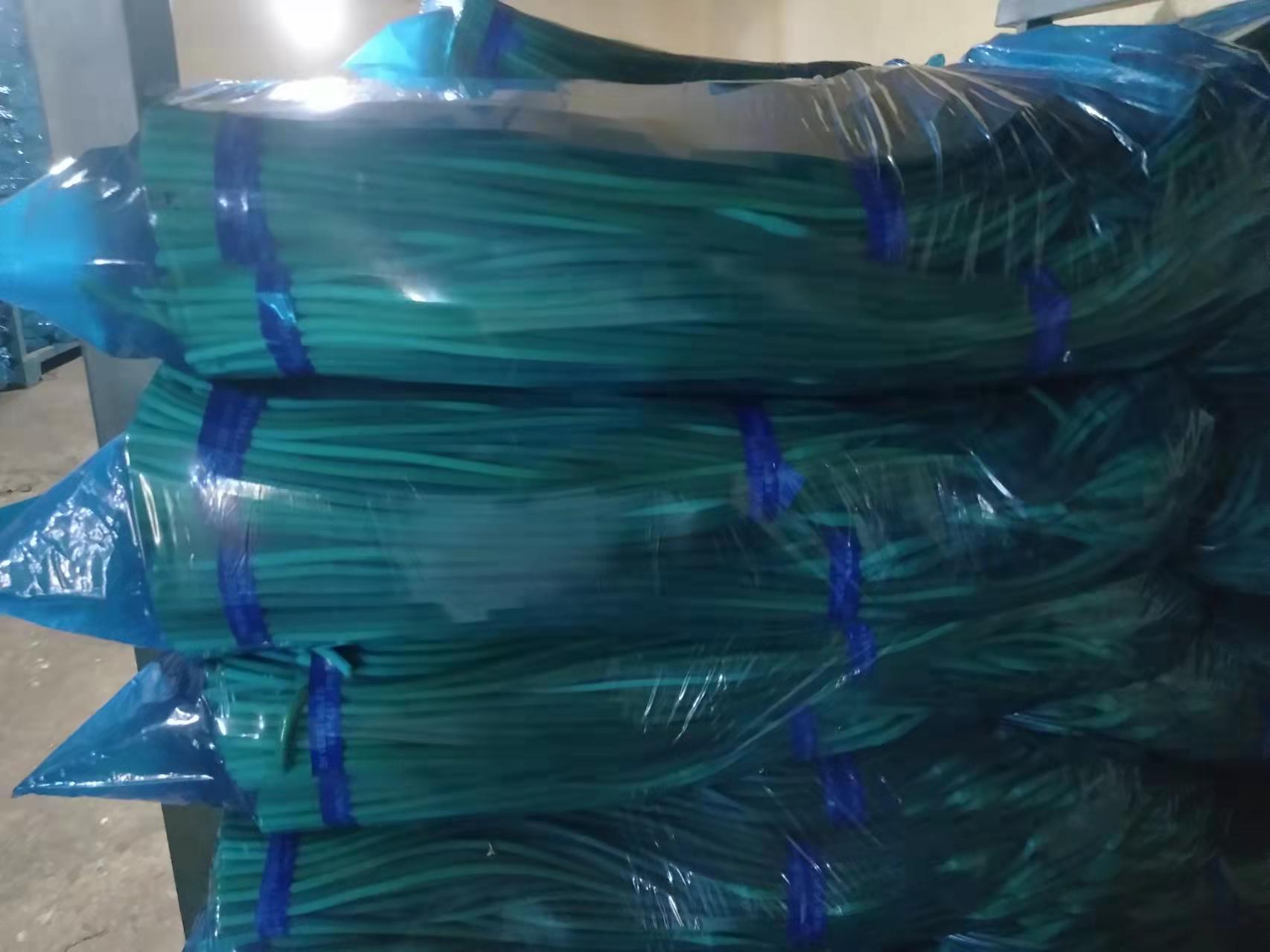 展示金乡蒜薹在批发市场或农贸市场销售的场景,摊位上堆满新鲜蒜薹,顾客正在挑选购买,体现其良好的市场接受度 金乡蒜薹市场销售场景