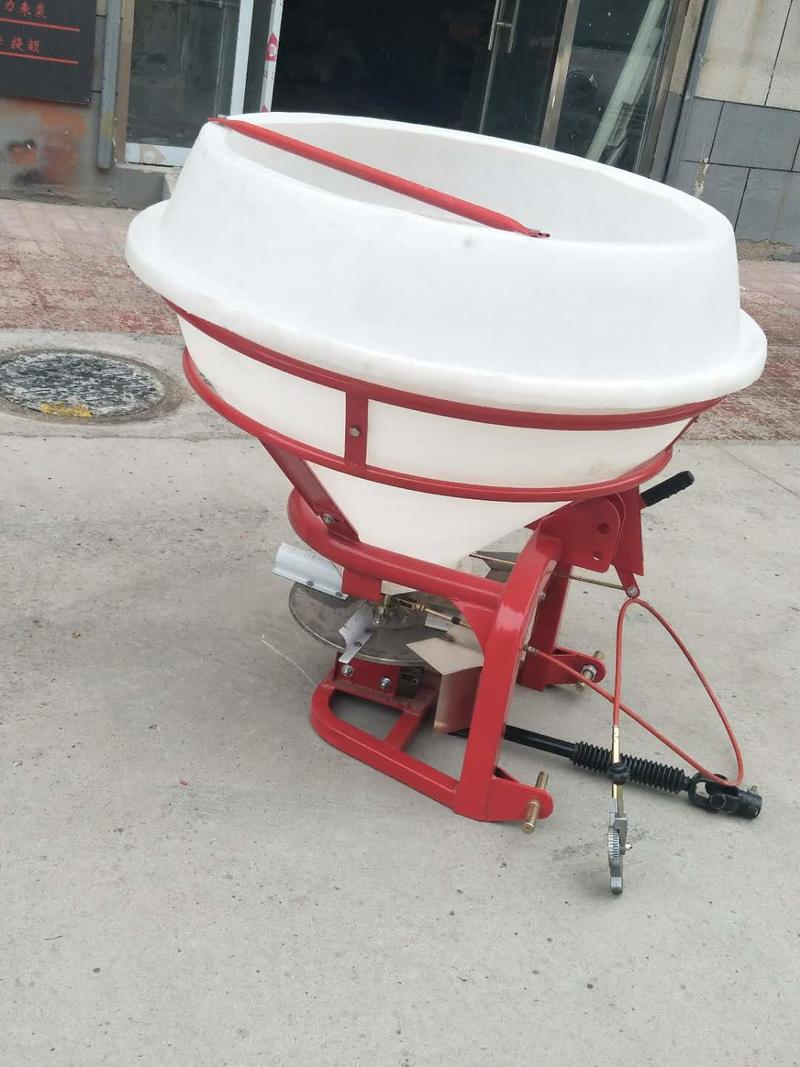 塑料桶撒肥机四轮拖拉机带颗粒肥粉末化肥抛撒机撒盐机农用施