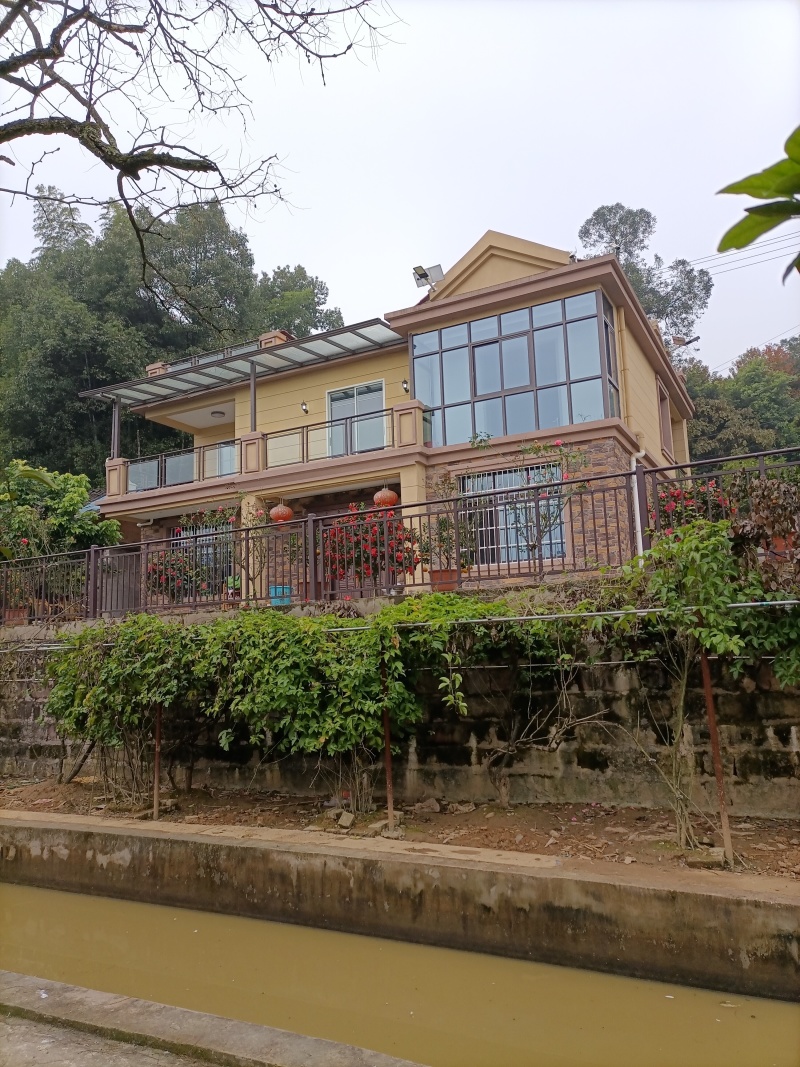 大学城山上300平独栋别墅加3亩土地售，售价266万，