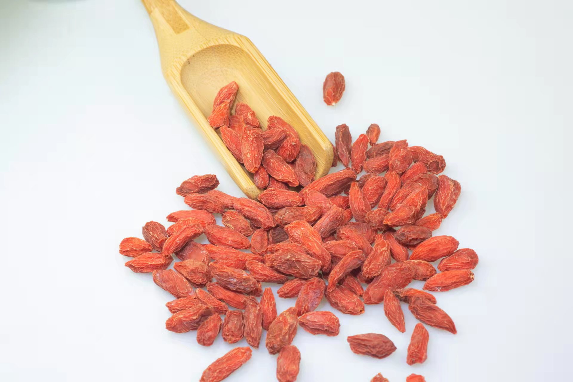 展示甘蔗段和枸杞在锅中煮水的过程,背景为厨房环境 甘蔗枸杞煮水的做法