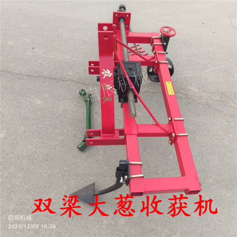 大葱收获机四轮拖拉机带起葱机刨挖香葱的机器效率高