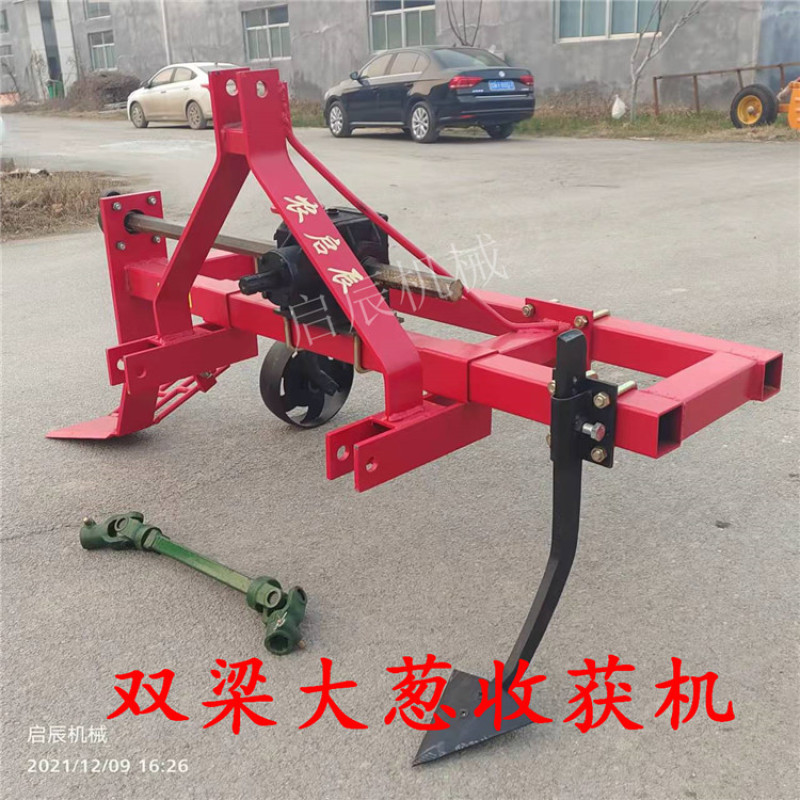 大葱收获机四轮拖拉机带起葱机刨挖香葱的机器效率高
