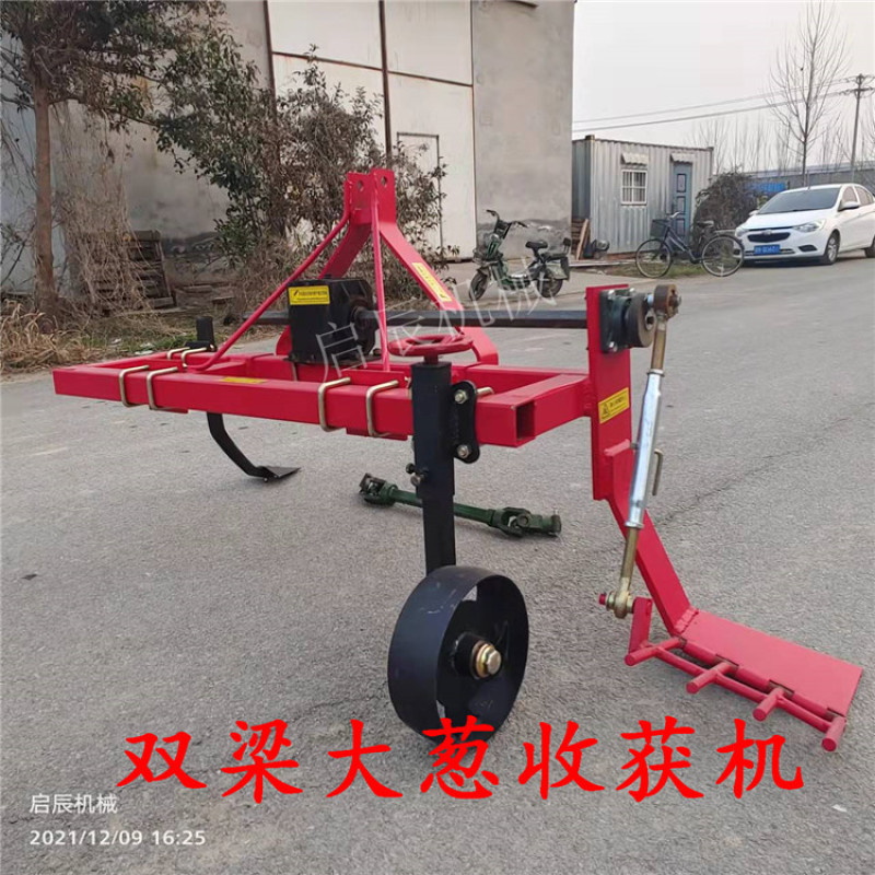 大葱收获机四轮拖拉机带起葱机刨挖香葱的机器效率高