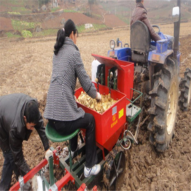 新款土豆播种机四轮拖拉机带起垄开沟施肥马铃薯种植机