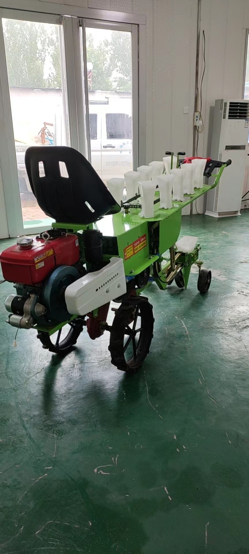 新品移栽机全自动自走式辣椒种植机小型手推汽油自走茄子栽苗