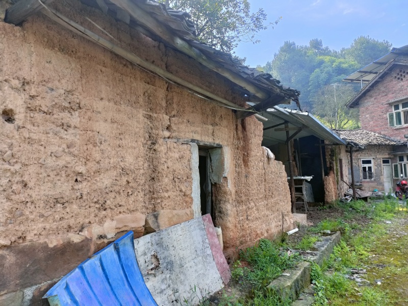 北碚96平宅基地禾且6000/年，通水电路，公路到院坝
