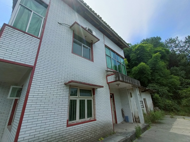 重庆北碚200多平农家小院6000一年，修建的还是很好，