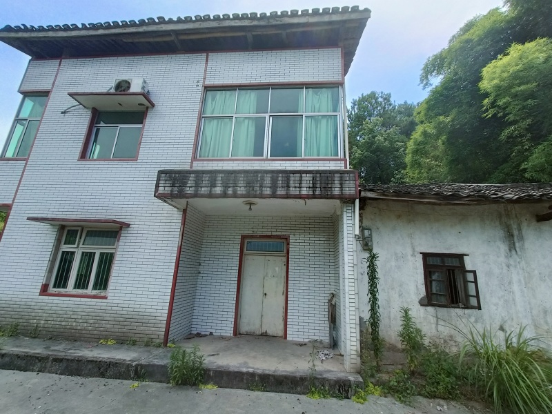重庆北碚200多平农家小院6000一年，修建的还是很好，