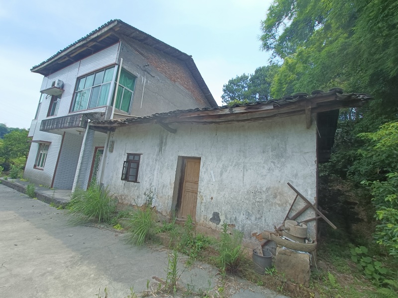 重庆北碚200多平农家小院6000一年，修建的还是很好，