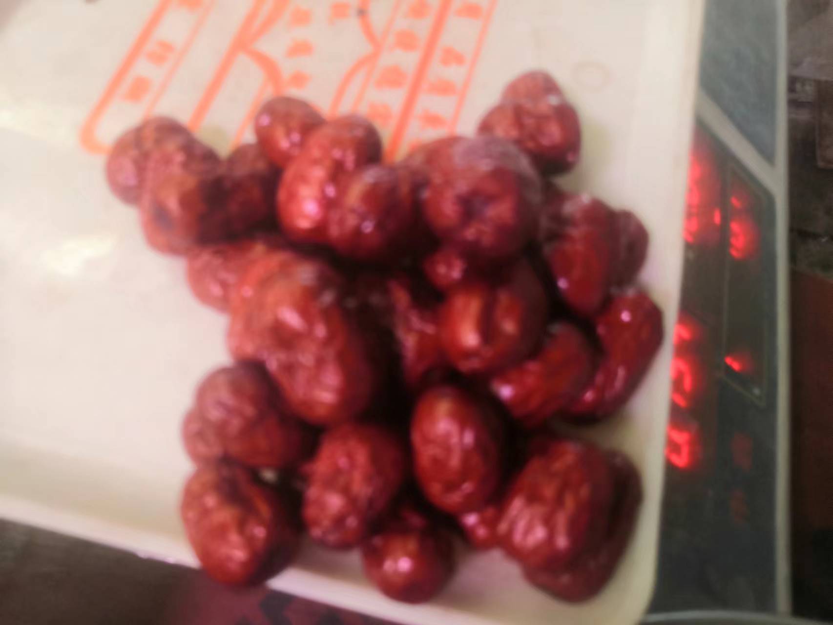 消费者选购灰枣场景