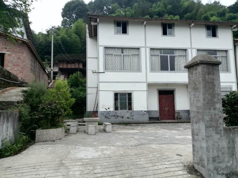 巴南区圣灯山镇210平民房出租，旁边有佛影峡漂流