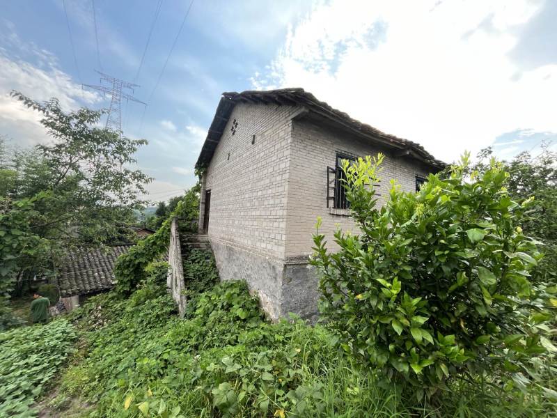重庆市北碚区80平农村民房出租，房子有2层，门口有坝子