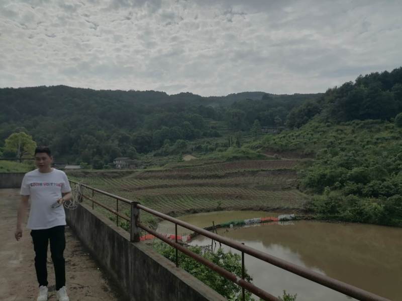 巴南区二圣镇8亩鱼塘加两栋民房，水源水山，道路直达