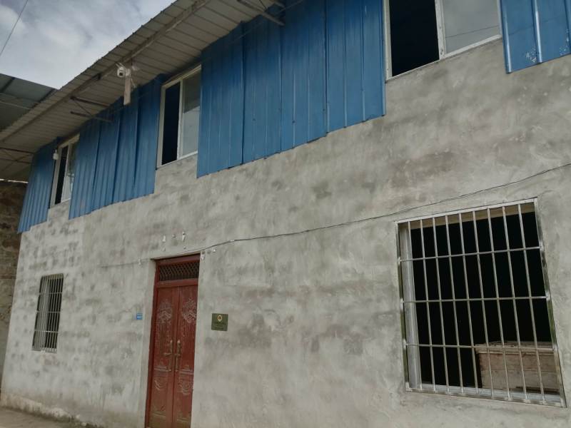 巴南区二圣镇8亩鱼塘加两栋民房，水源水山，道路直达