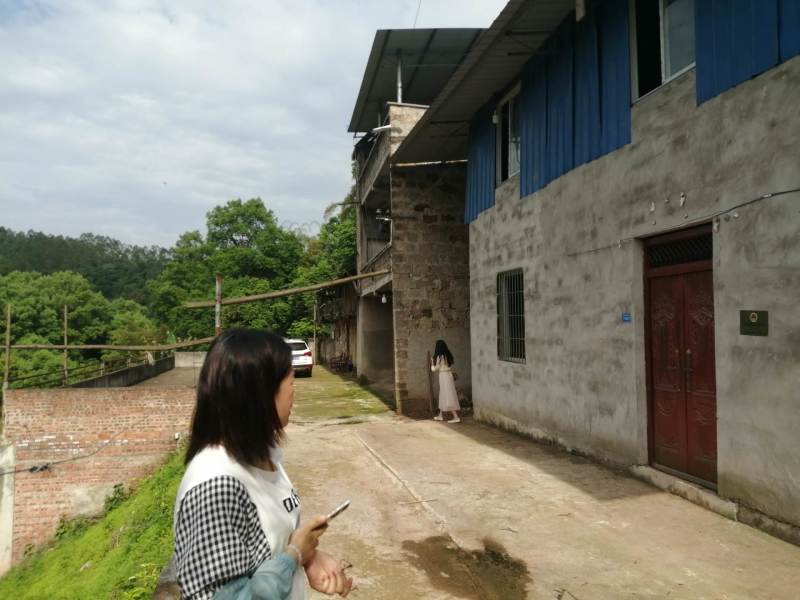 巴南区二圣镇8亩鱼塘加两栋民房，水源水山，道路直达