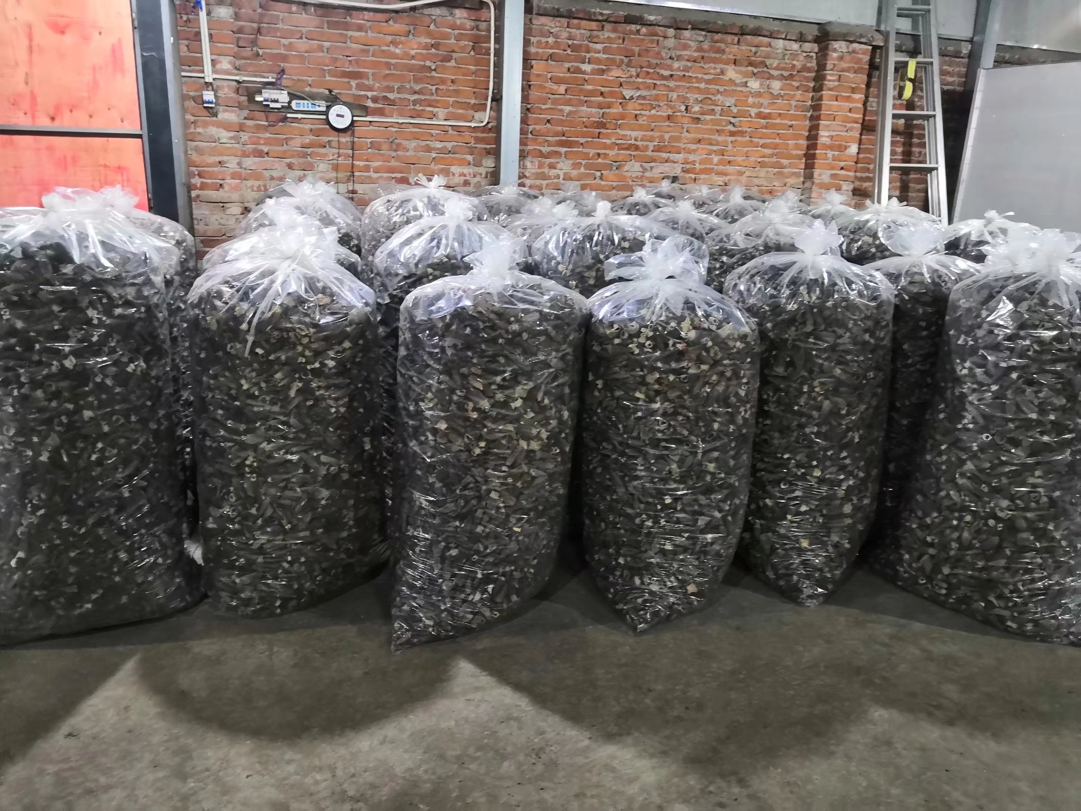 实验室检测场景：科研人员正在操作高效液相色谱仪分析羊肚菌多糖组分