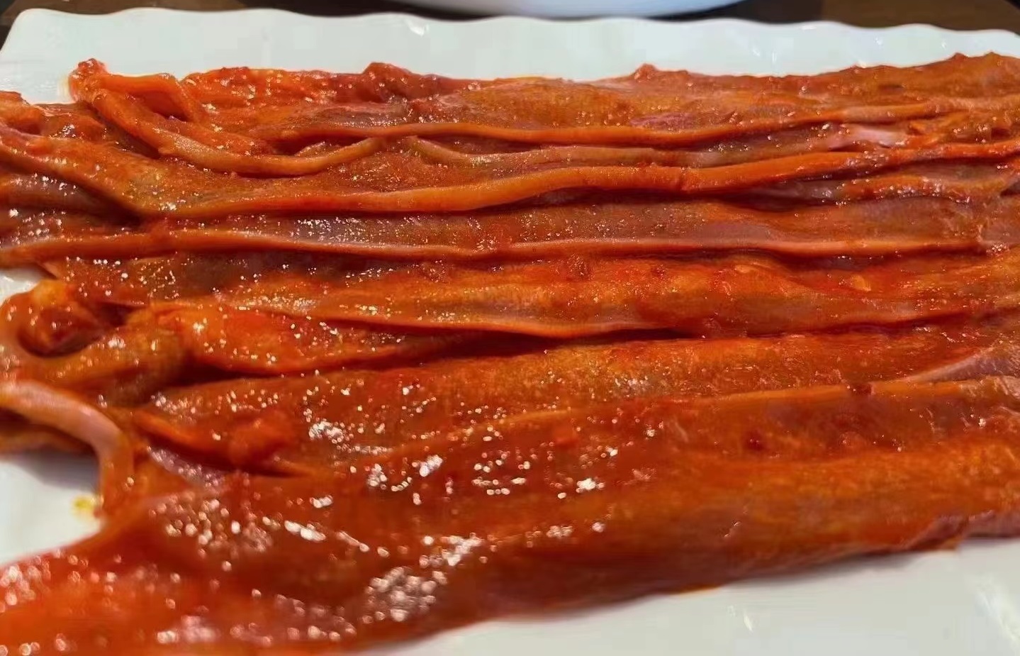 厨师正在清洗并去骨切段处理新鲜黄鳝 处理黄鳝