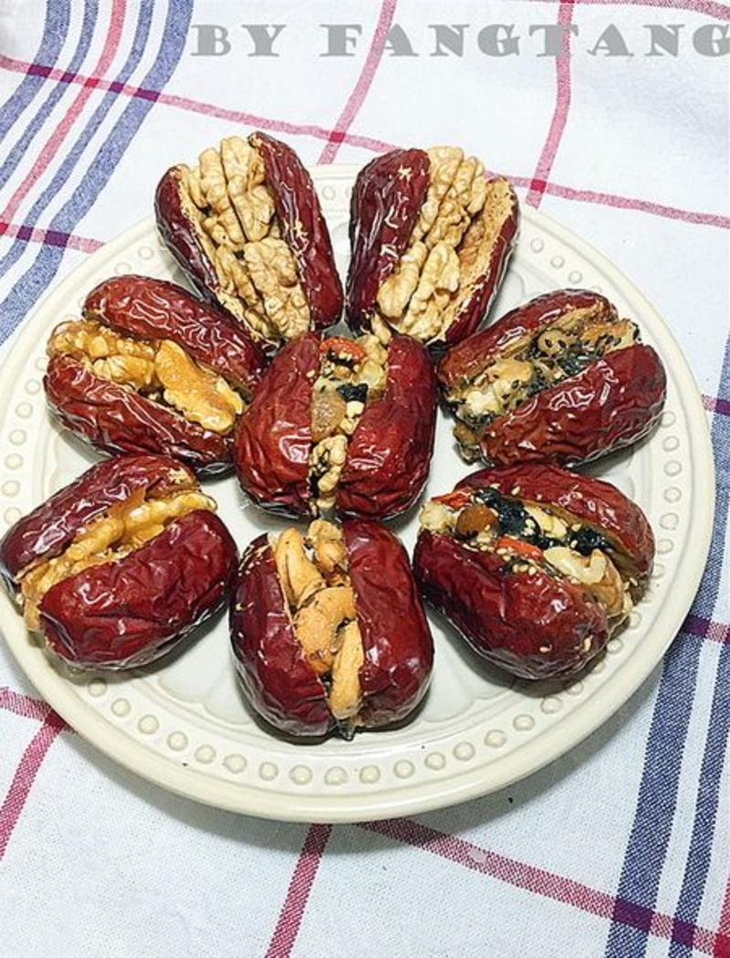 新疆和田红枣夹核桃，好吃不贵，量大优惠，欢迎选购。
