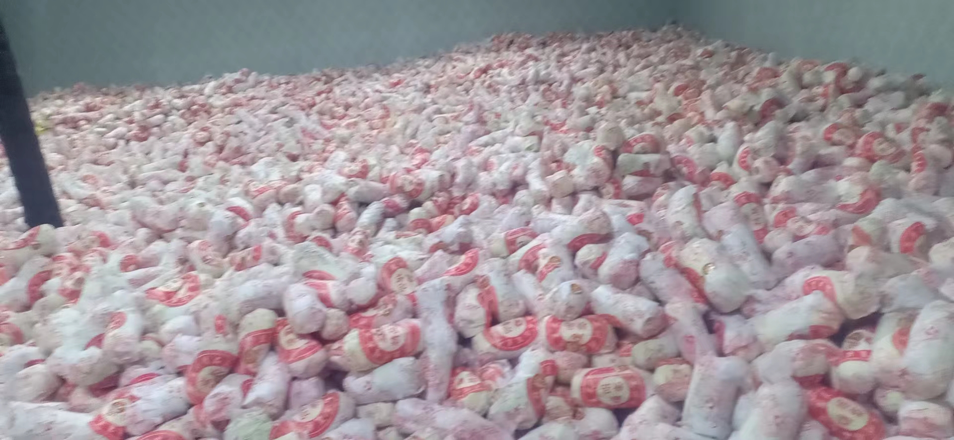 展示不同大小的娃娃菜在市场上的陈列,突出大小差异 娃娃菜不同大小的对比图