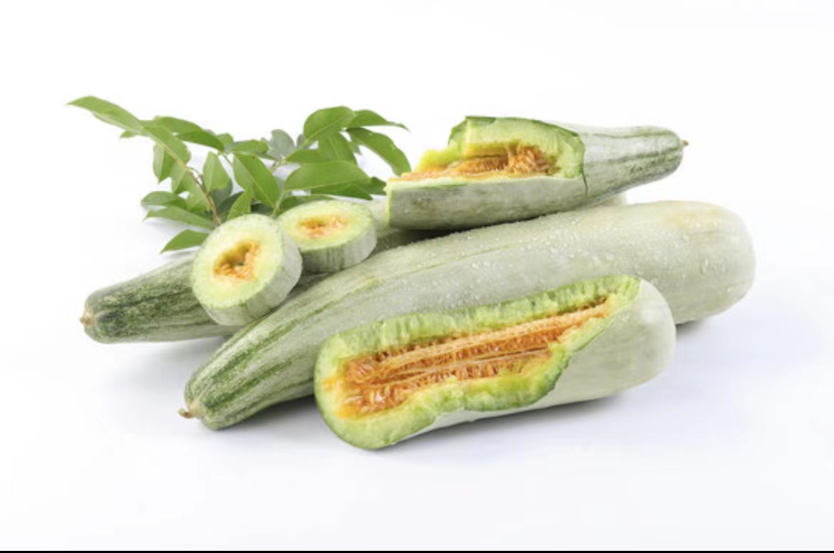 新鲜切开的羊角蜜甜瓜,果肉金黄、质地细腻、水分充足 羊角蜜甜瓜果肉饱满多汁
