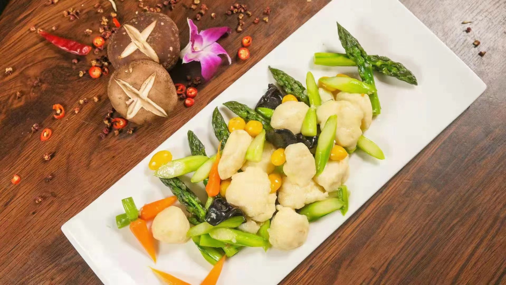 芦笋、山药和木耳的食材摆盘图