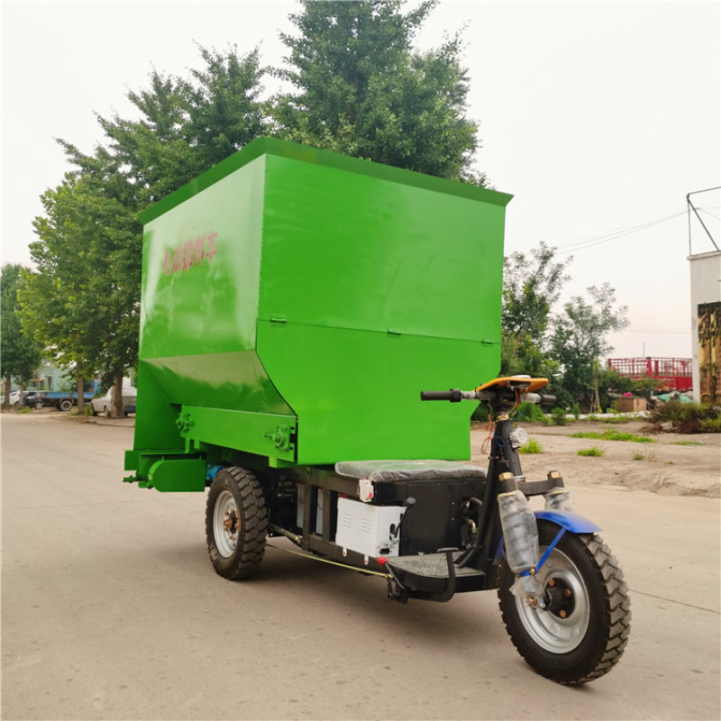 汽油撒料车柴油撒料车牛羊养殖投料车