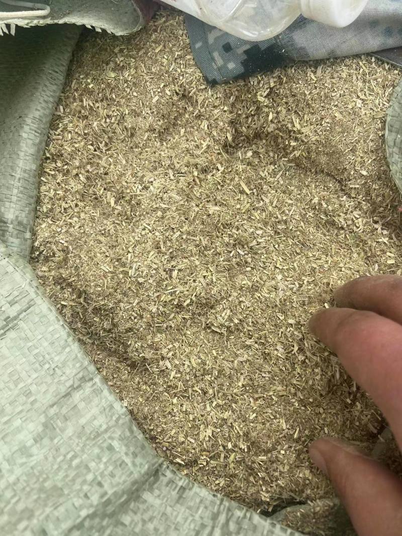 原产地花生秧，花生秧杆粉，可加工反刍动物饲料，兔饲料