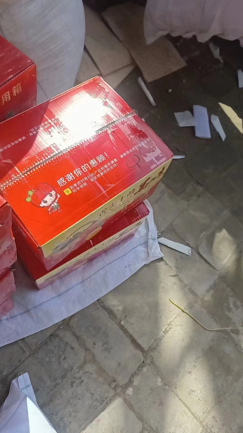 精品冰糖心纸加膜红富士苹果，一手货源，香甜可口，产地直供