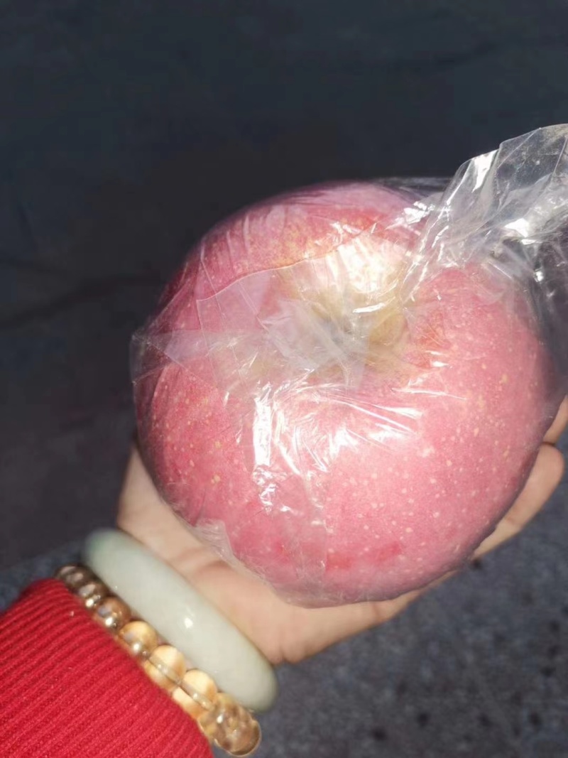 精品冰糖心纸加膜红富士苹果，一手货源，香甜可口，产地直供