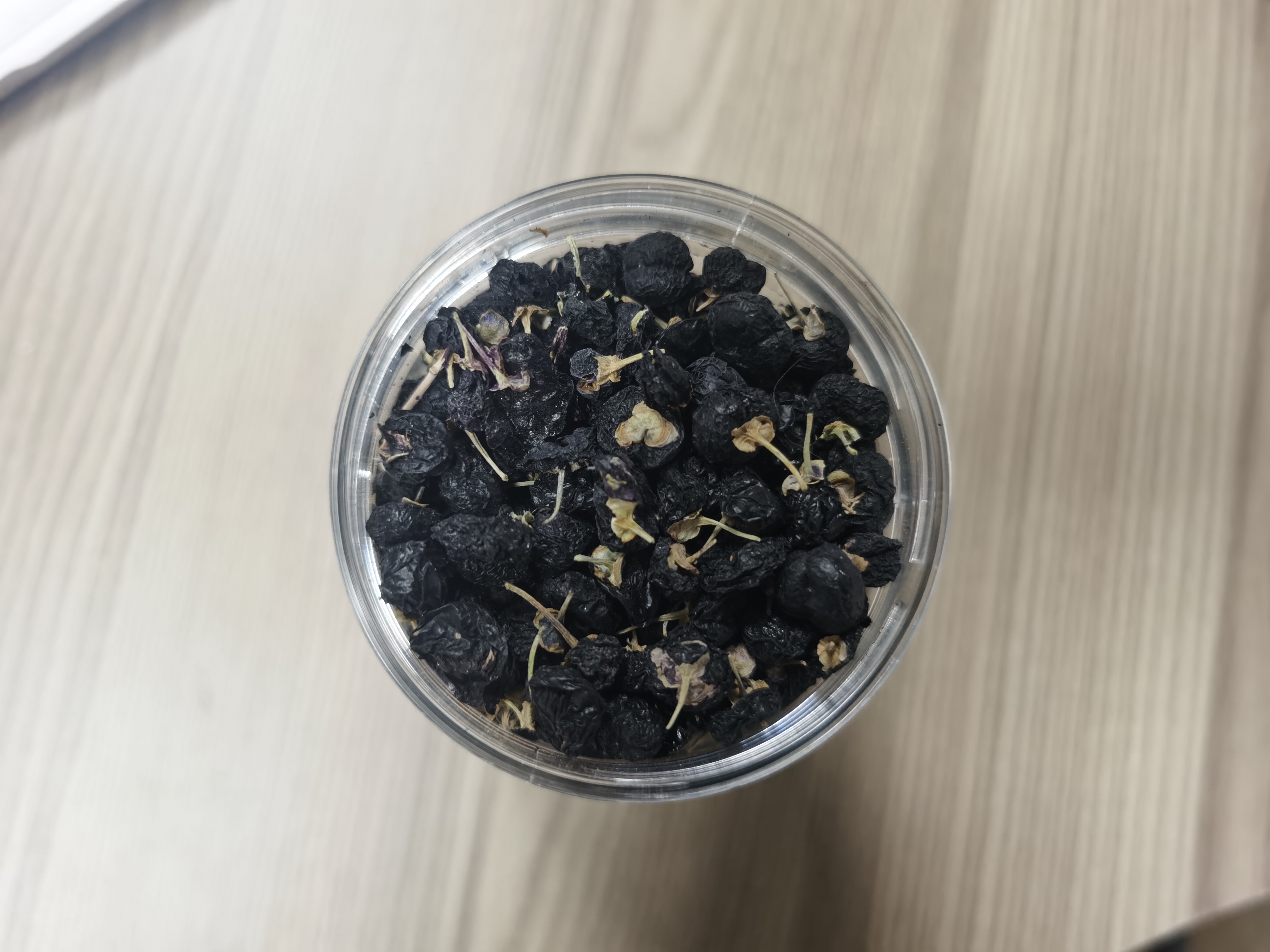 枸杞与何首乌泡水图,展示两种药材共同冲泡时的状态 枸杞与何首乌泡水图