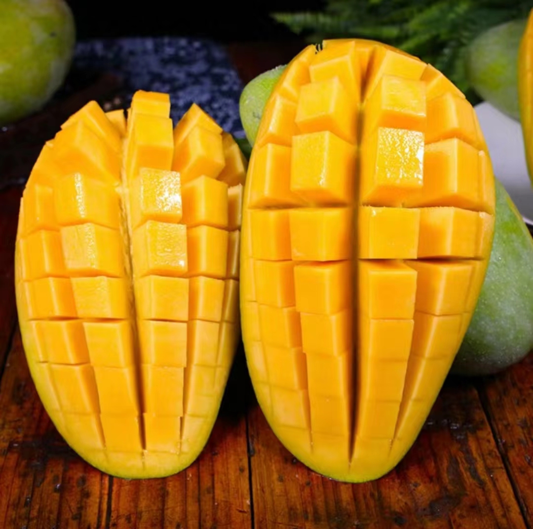 大青芒切开后的果肉呈现金黄色