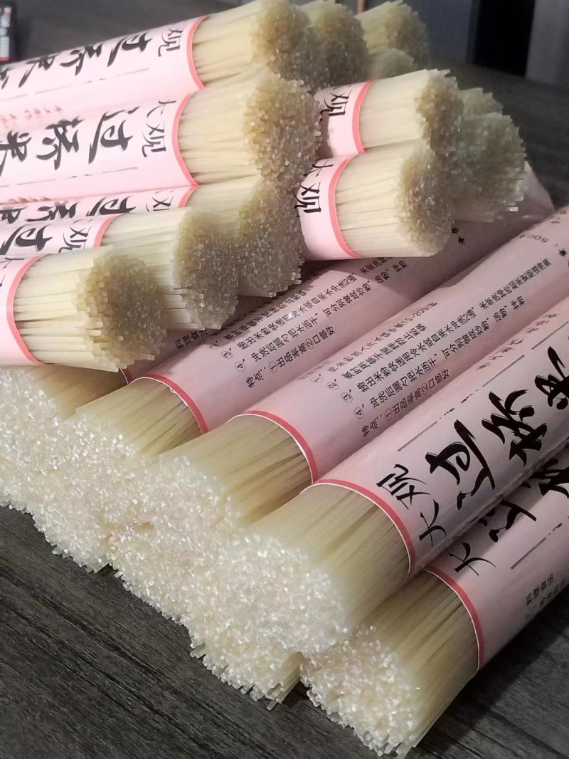 正宗过桥米线劲道爽滑优质大米制作而成嗦个不停