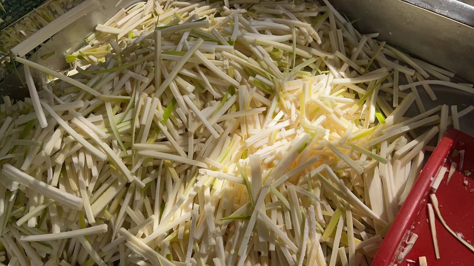 新鲜山竹挑选示意图,果壳完整、颜色鲜亮、萼片翠绿 新鲜山竹挑选示意图