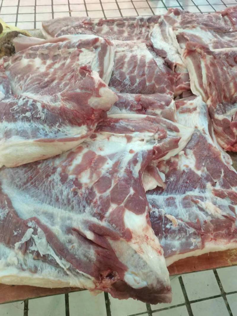 【热卖】正规屠宰场分割出来正宗五花肉，一手货源可视频看货