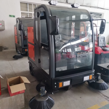 全封闭驾驶室扫地车电动扫路车厂区除尘扫地车