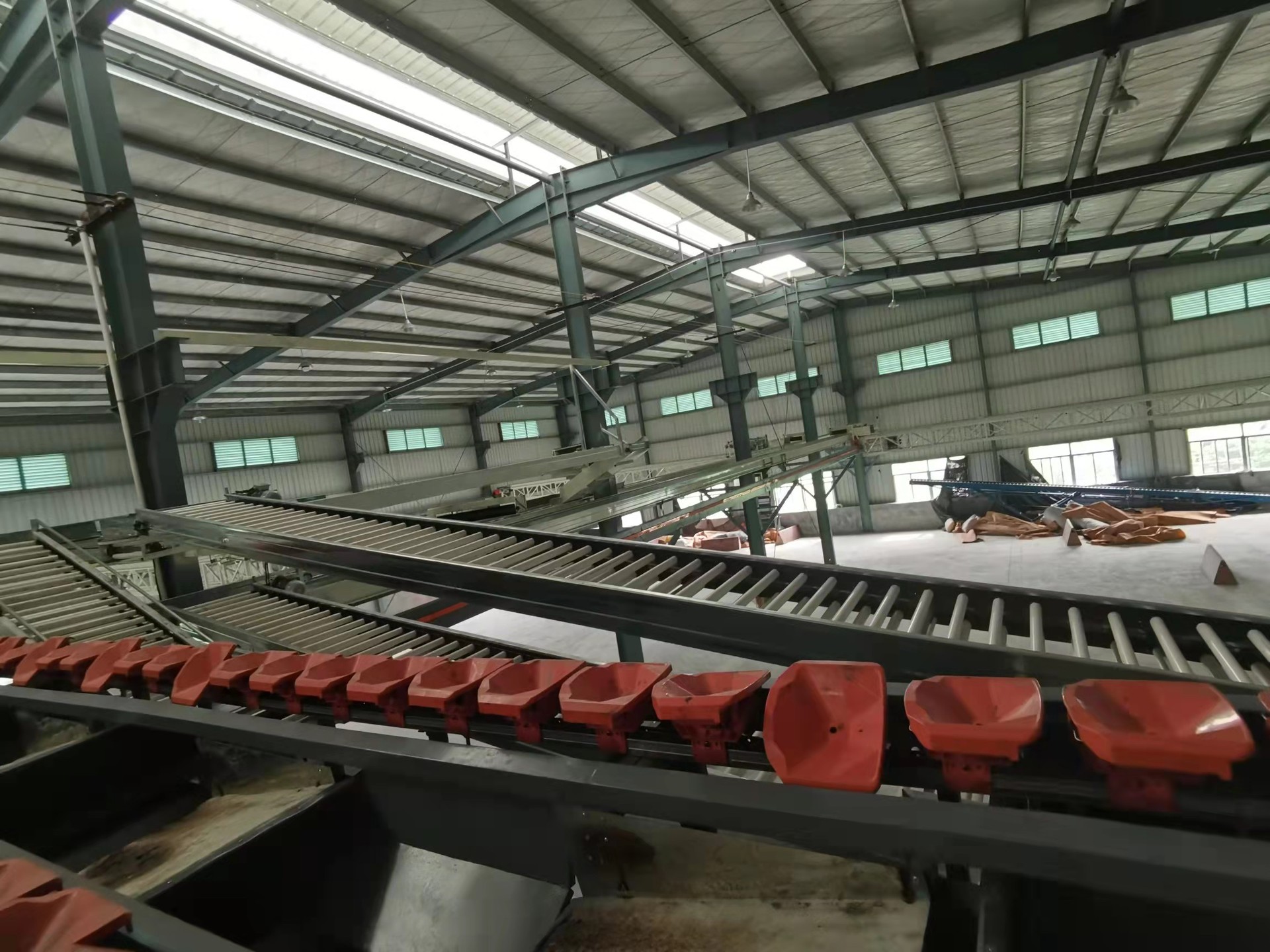 红心柚深加工产品展示,包括果汁、果干、果酱等多种产品,体现产业链延伸 红心柚深加工产品展示