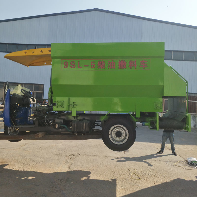 牛羊养殖撒料车5立方柴油三轮撒料车畜牧养殖机械