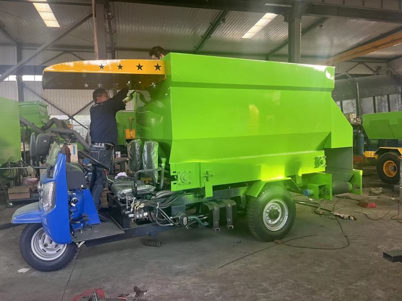 牛羊养殖撒料车5立方柴油三轮撒料车畜牧养殖机械
