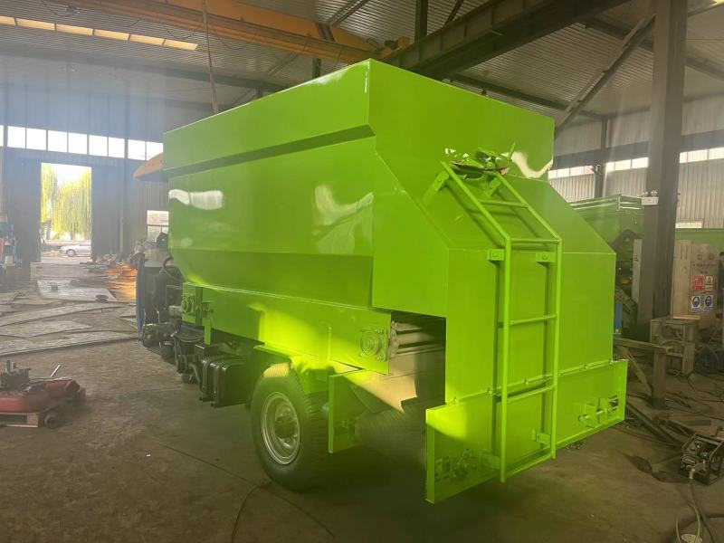 牛羊养殖撒料车5立方柴油三轮撒料车畜牧养殖机械