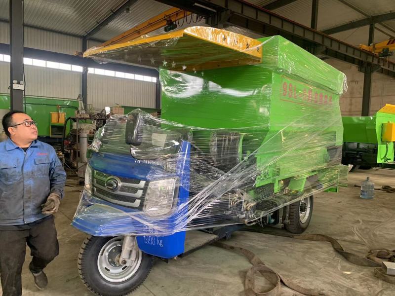 牛羊养殖撒料车5立方柴油三轮撒料车畜牧养殖机械