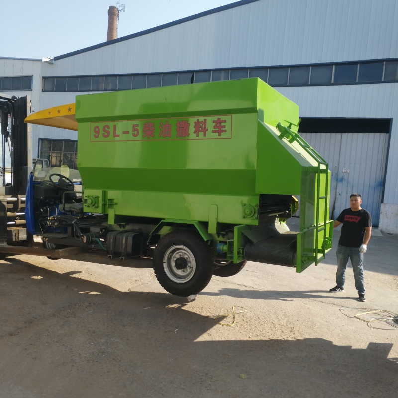 牛羊养殖撒料车5立方柴油三轮撒料车畜牧养殖机械